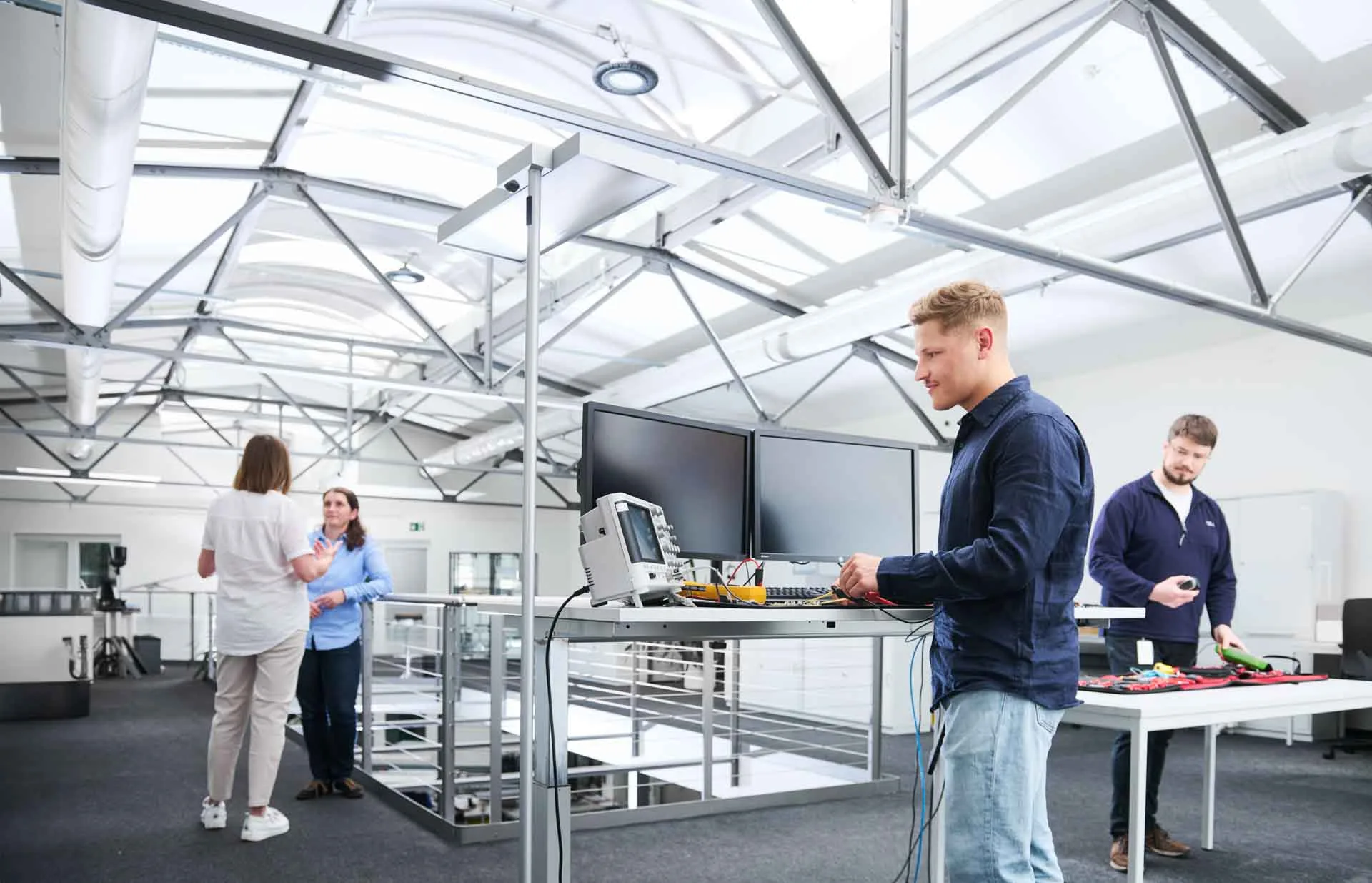 B&W-Entwicklungsteam an technischen Arbeitsplätzen